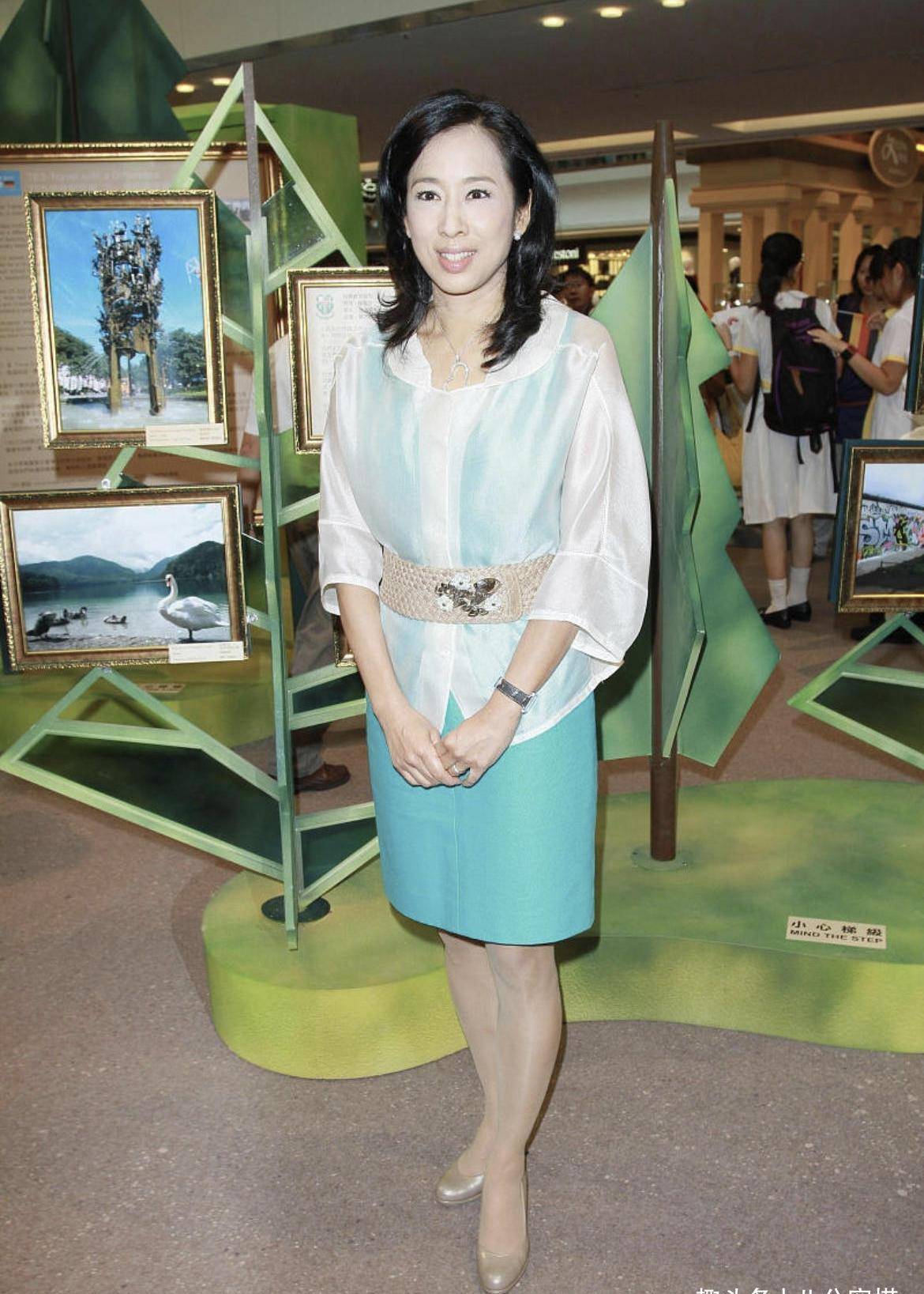 朱玲玲真会保养穿裸粉色衬衫配灰色长裤端庄优雅成熟高贵