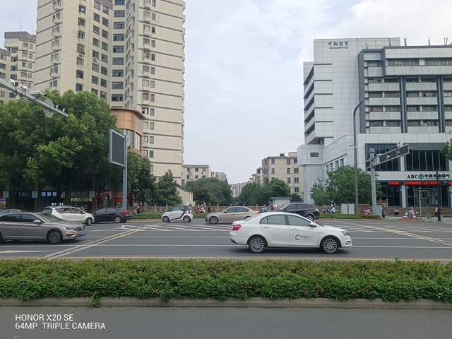 游戏|荣耀X20 SE新版本将上市，超高屏占比，游戏追剧拍摄样样精通