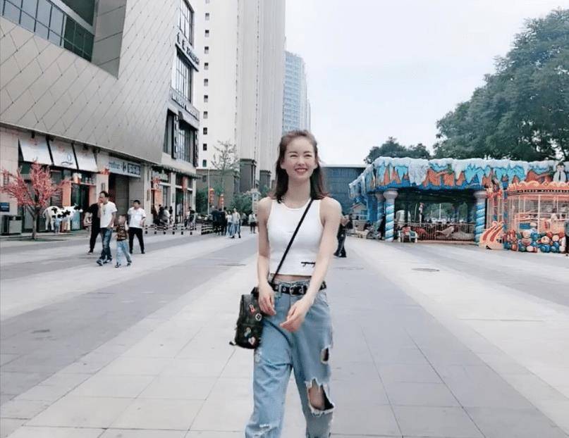 杨家玉|“田径女神”杨家玉私下很会穿,背心配破洞裤,身材比明星还优越