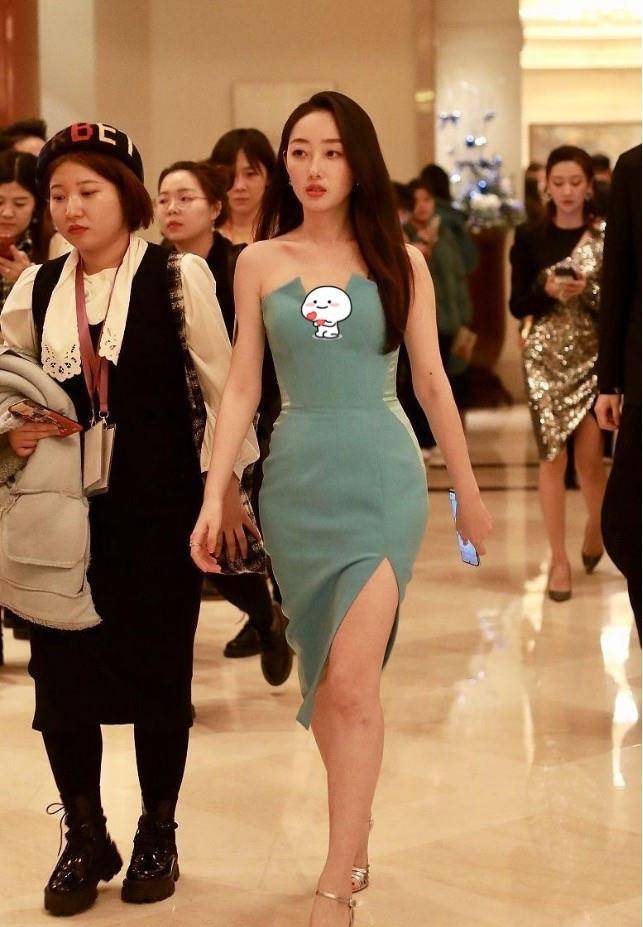 饱和度|蒋梦婕穿蕾丝睡裙还挺媚，深V大露背真敢穿，气质真的好迷人