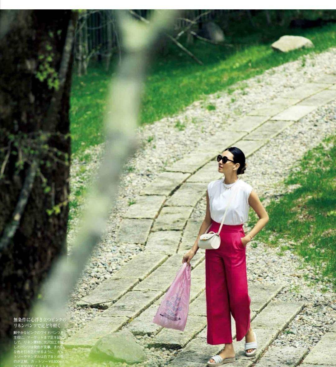 样式|讲真,四五十岁的女人可以赶时髦,但要学会选款,适合自己才好看