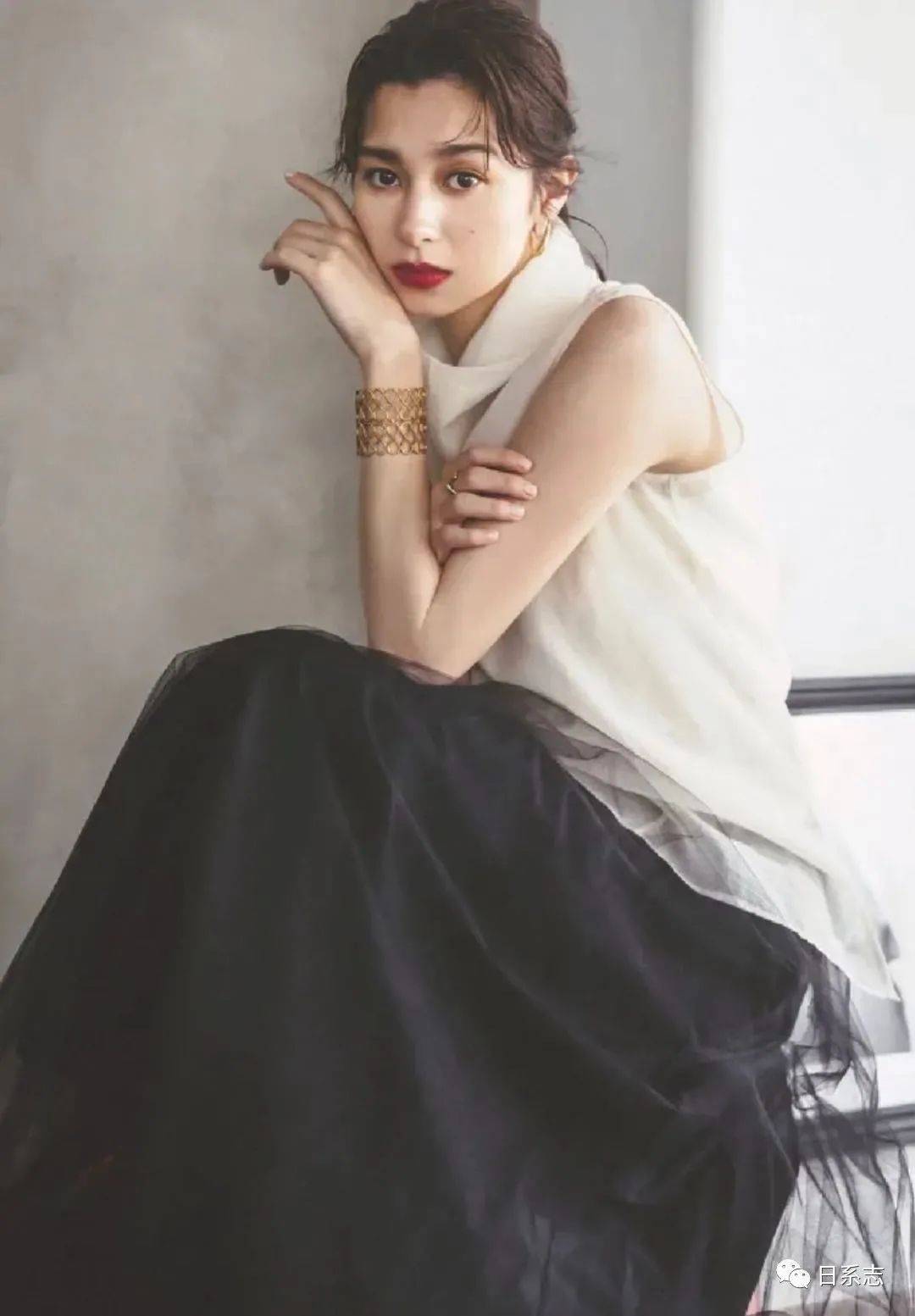 下装|无袖上衣穿出正式感,这里有几个成熟的小建议