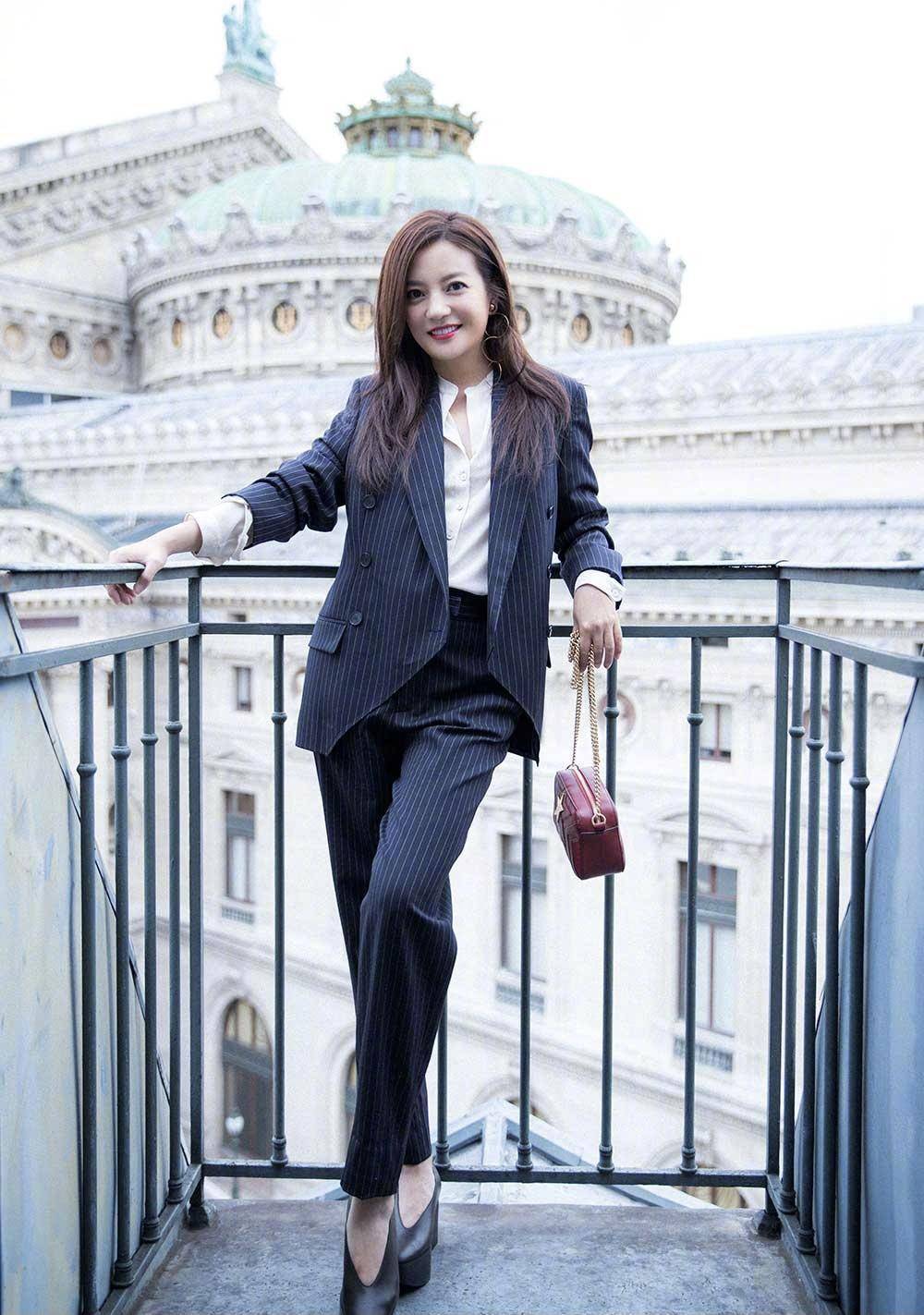 一身|蒋欣终于穿对了，一身白色西服套装知性干练，气场全开真惹眼