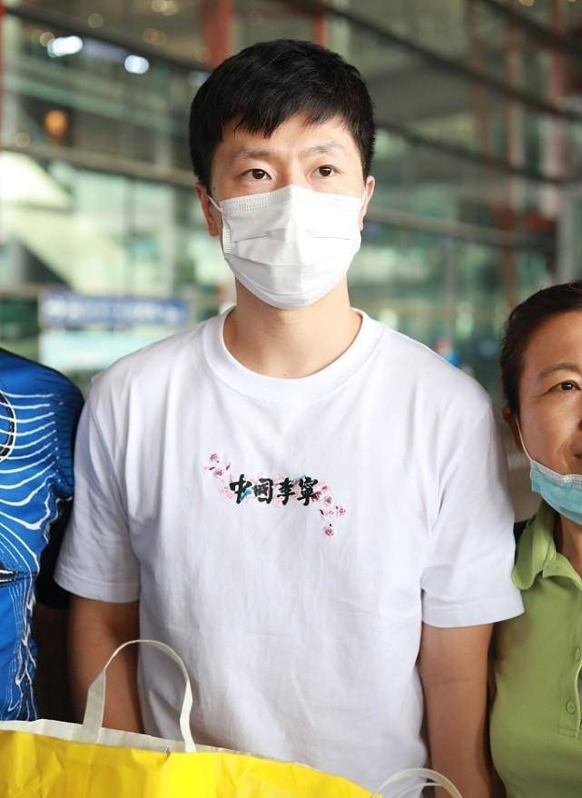 一身|马龙不愧是乒乓球队的一把手，日常穿搭挺帅，短袖藏不住一身肌肉
