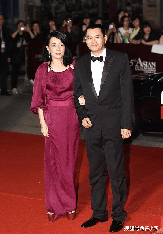 方面|周润发老婆陈荟莲终于不梳“道姑头”了，穿酒红色连衣裙气质优雅