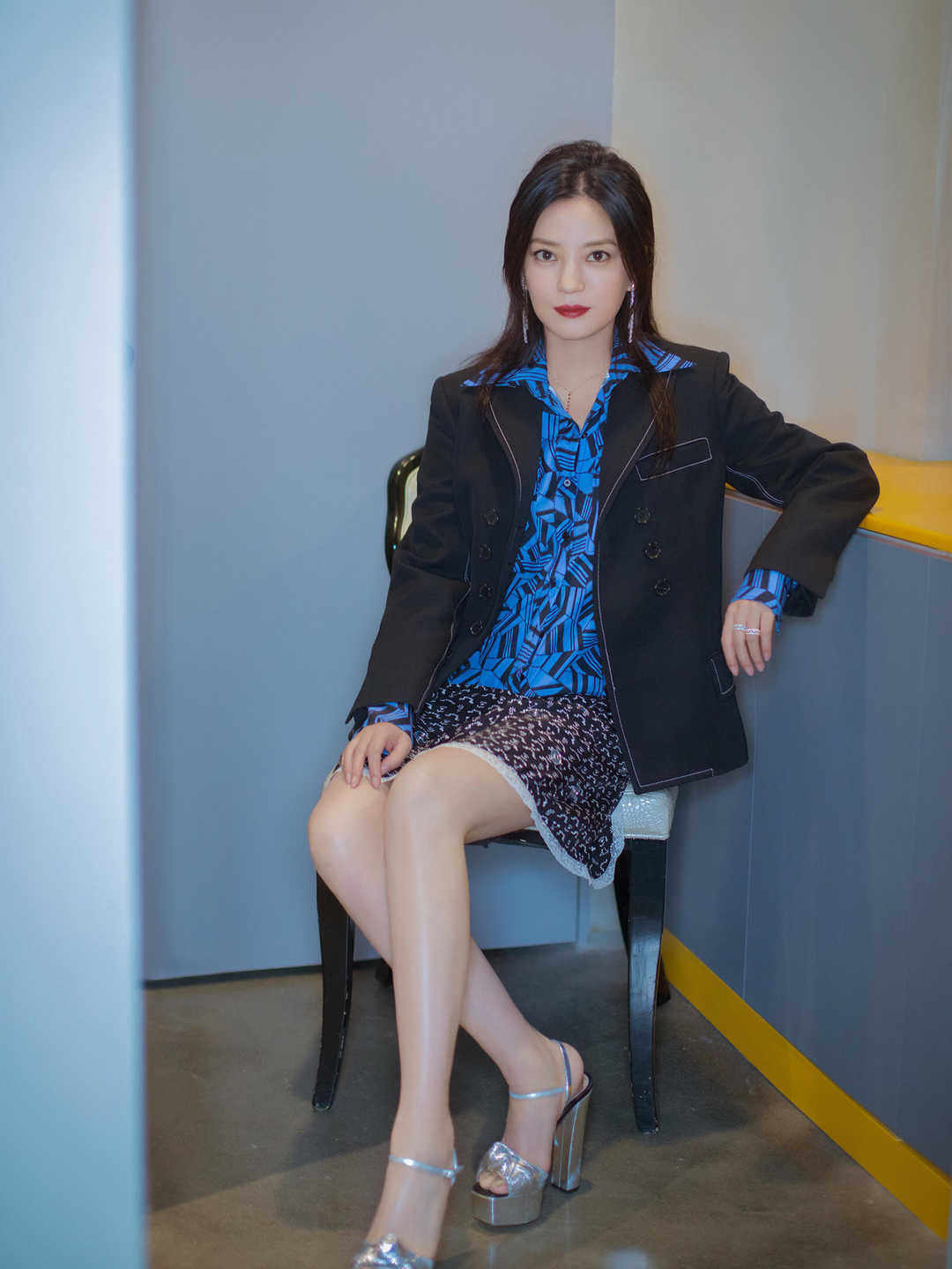 赵薇|赵薇可真会打扮,穿黑色连衣裙成熟优雅,45岁也没“阿姨味”