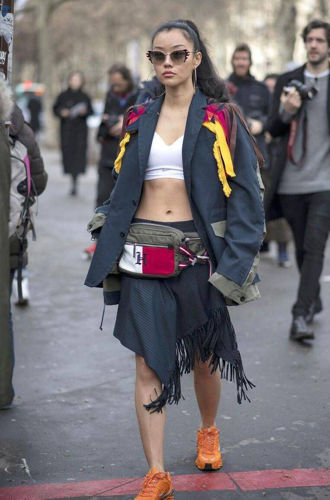 美眉|酷女孩人手一件的时尚单品，穿“运动背心”露腹肌，高级帅气