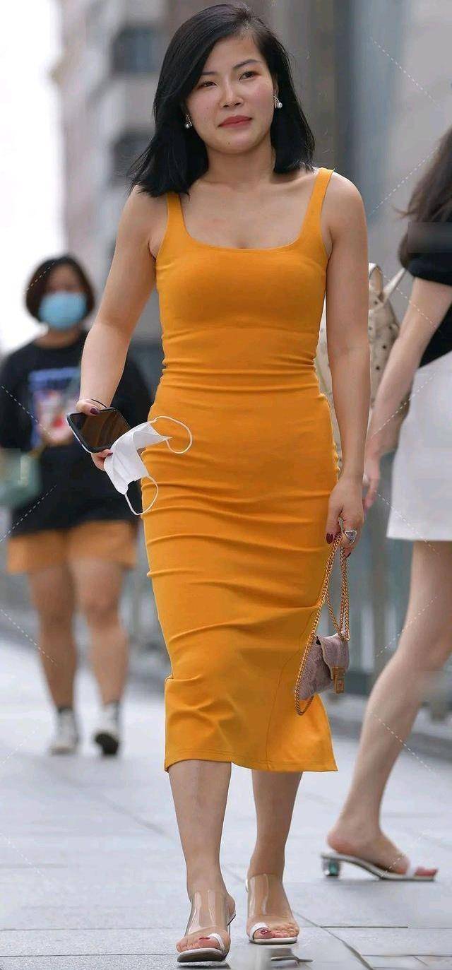 服装|这样的装扮，突出了直立的长腿