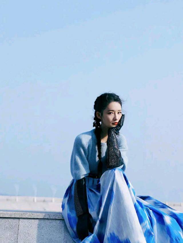 蓝色|李沁身穿蓝色毛衣搭配扎染印花长裙，双马尾鱼骨辩灵动俏皮。