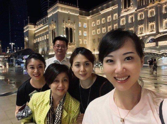 颜色|梁安琪现身度假村剪彩，穿碎花裙不敢踩高跟鞋，老了就该有老样！