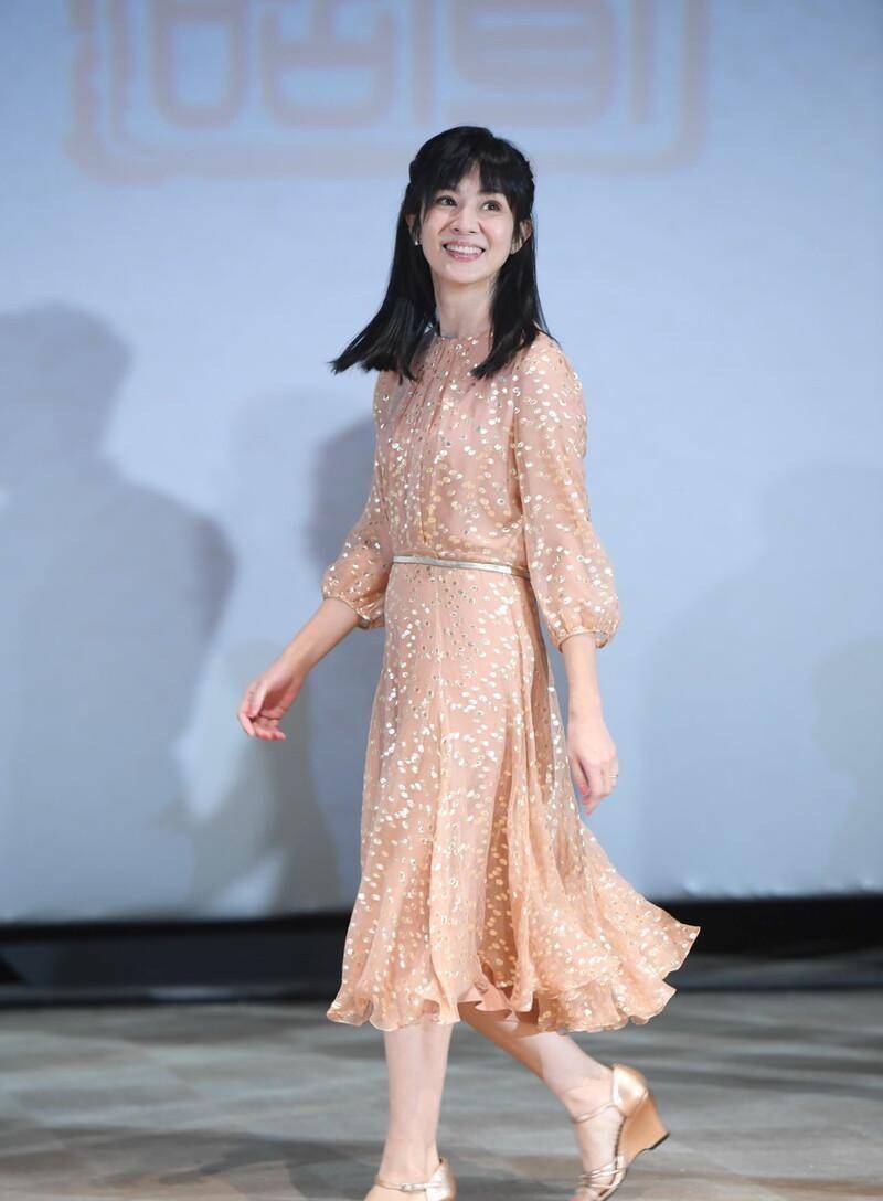 形式|杨采妮不减当年风采，奔五的年纪穿“少女裙”，看着不输小姑娘