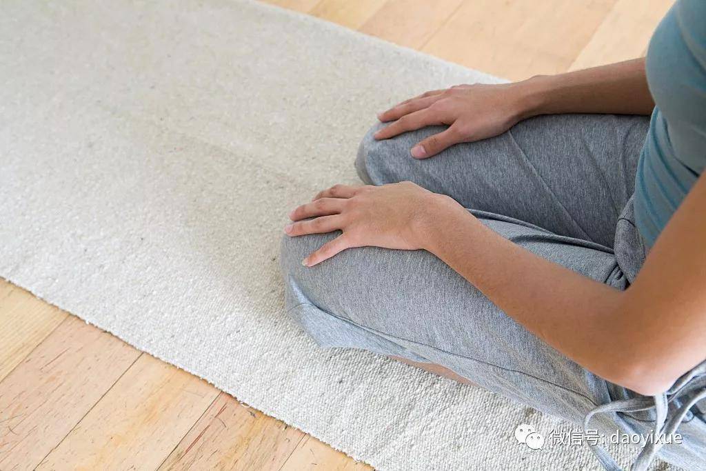 跪膝才是大补肝脏,引血下行,减肥的绝妙方法!_膝盖