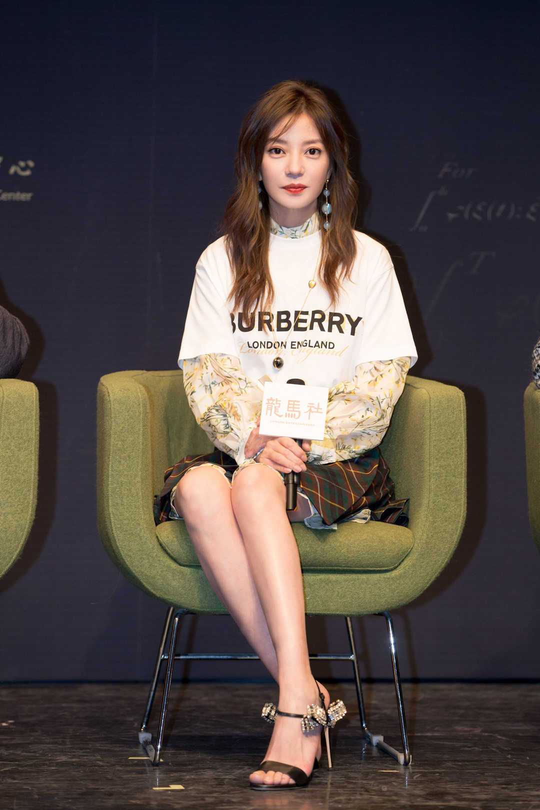 赵薇|赵薇可真会打扮，穿黑色连衣裙成熟优雅，45岁也没“阿姨味”