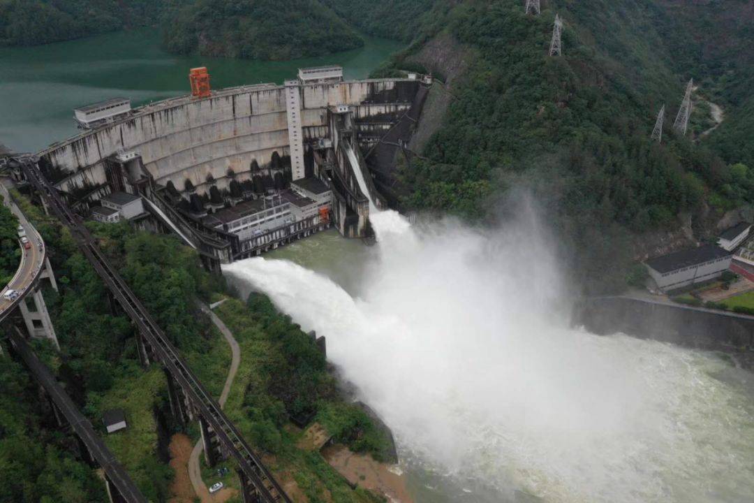 云和湖水面辽阔,水体明净,水色澄碧,山影明秀,滩ê祈,仍保留着浙江