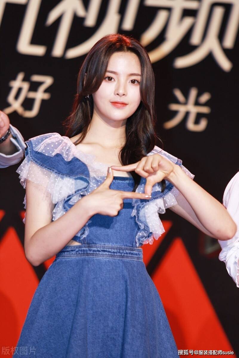 杨超越蓝色镂空牛仔裙,露出性感的小蛮腰,魔鬼身材一览无余