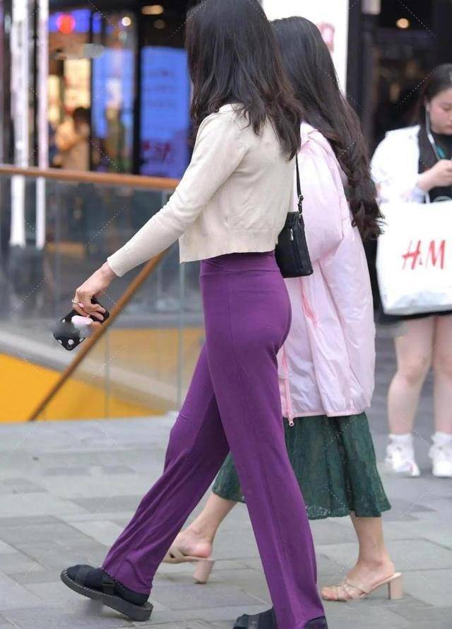 丝袜|粉色丝绒紧身裙，简约美丽，充满女性魅力