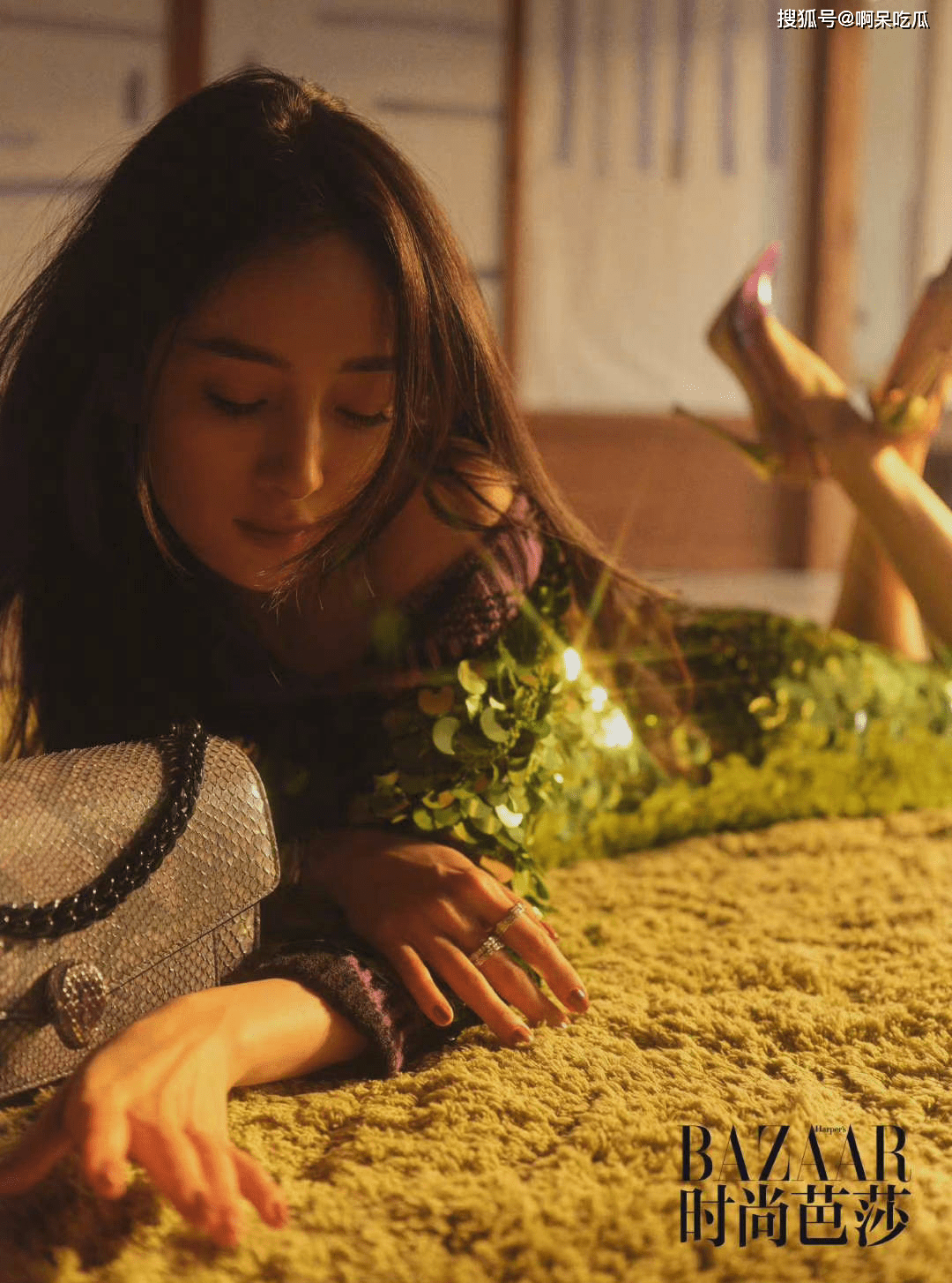 黑色|杨幂最新写真出炉,满屏的大长腿,性感深v展现好身材!