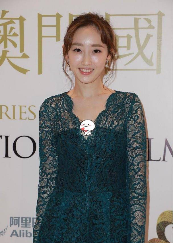 饱和度|蒋梦婕穿蕾丝睡裙还挺媚，深V大露背真敢穿，气质真的好迷人