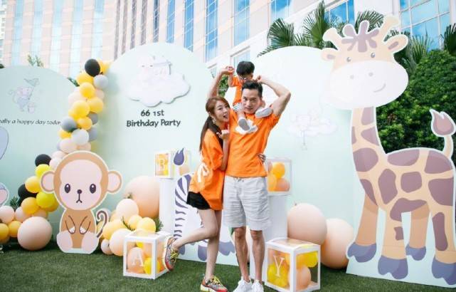 身材|安以轩保养得真好,穿破洞T恤秀幸福家庭,身材曲线一点没走形