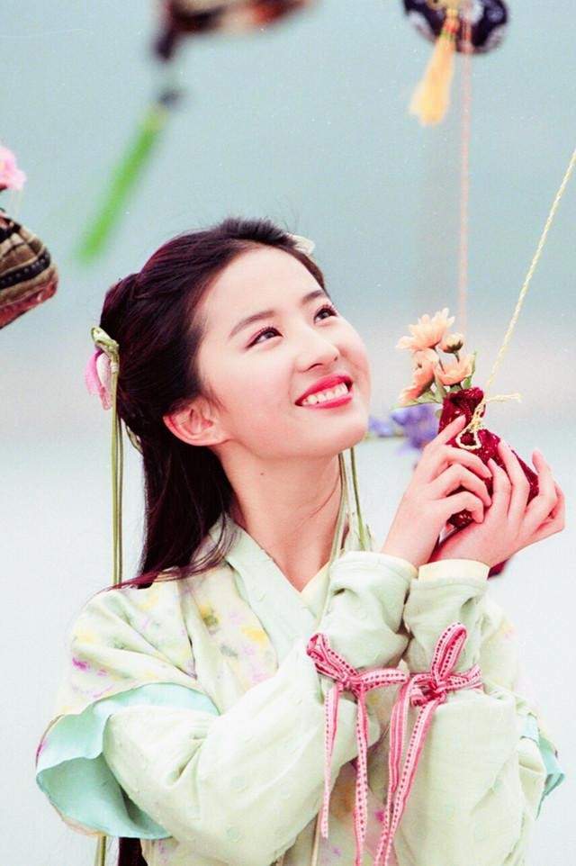 赵丽颖|古装绿衣美人：刘亦菲脱俗，赵丽颖灵动，热巴娇俏，她俩最经典！