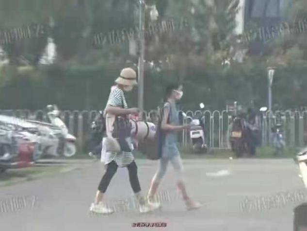 长势|袁泉邀请女儿全班看电影，10岁女儿长腿瞩目，她穿睡衣打扮随性