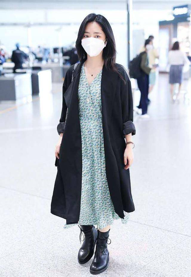 衣领|咋说也30多岁了，谭松韵穿V领裙仍似邻家妹妹，原装脸果然抗老