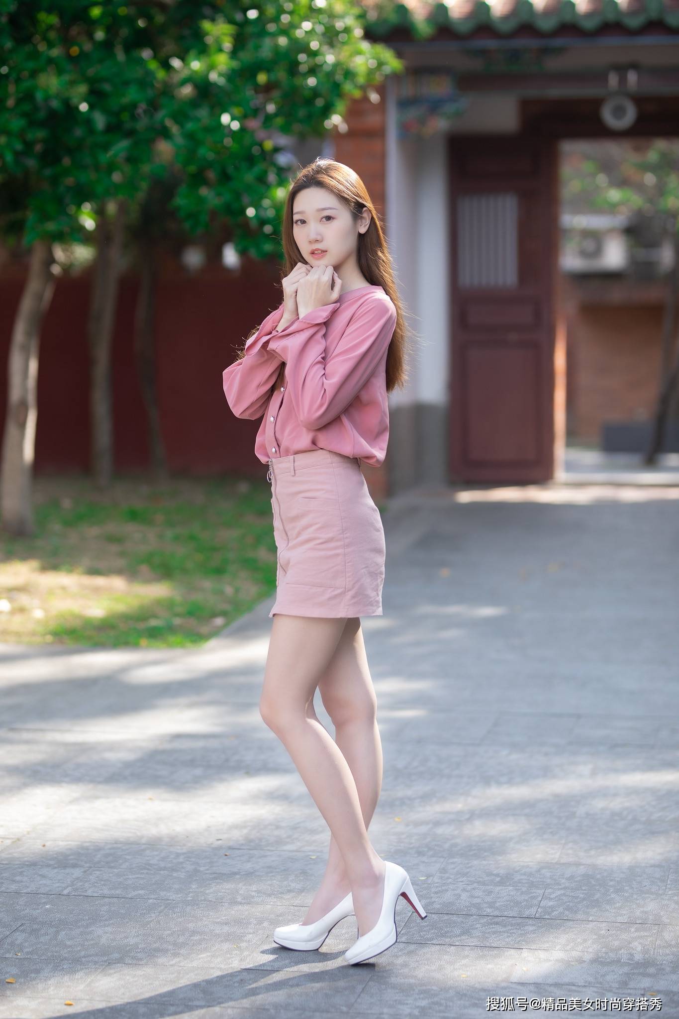 设计|粉色的雪纺衬衫甜美减龄，简约时尚的版型衬托女性柔美的气质