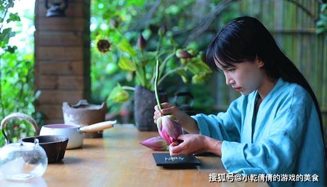 茶叶|李子柒把茶叶塞进荷花苞里,放一夜后冲泡茶水,这样真的好喝吗?