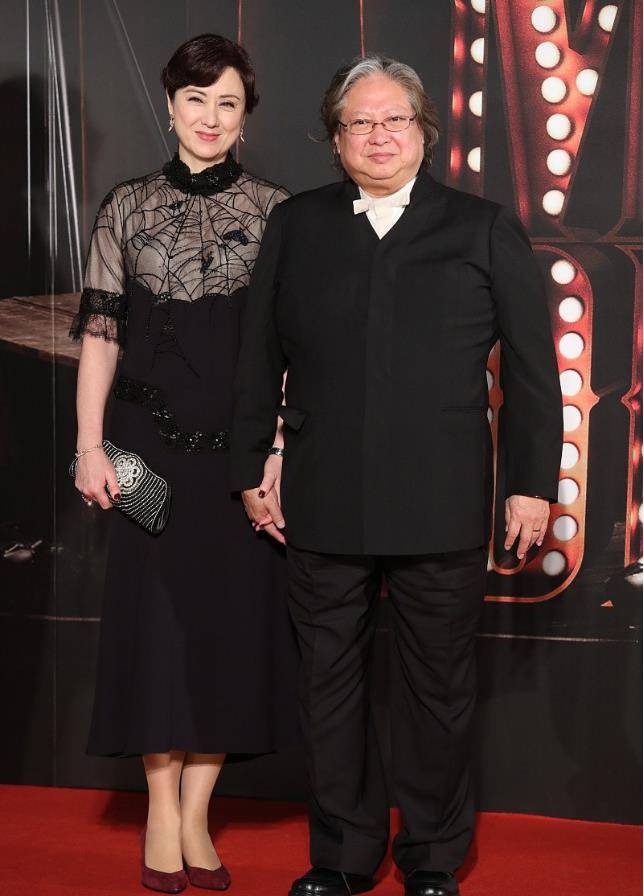 设计|高丽虹和洪金宝结婚30年，没生孩子身材撩人，穿裙子更像小姑娘