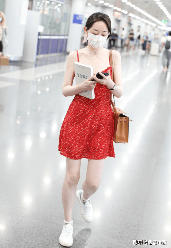 蒋梦婕|蒋梦婕的私服穿搭还挺清凉的，一条红色吊带裙就出门，简约又时髦