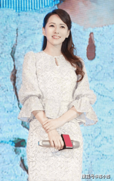 身材|伊能静秦昊牵手走红毯,男穿西装帅气,女的穿一字肩连衣裙好漂亮