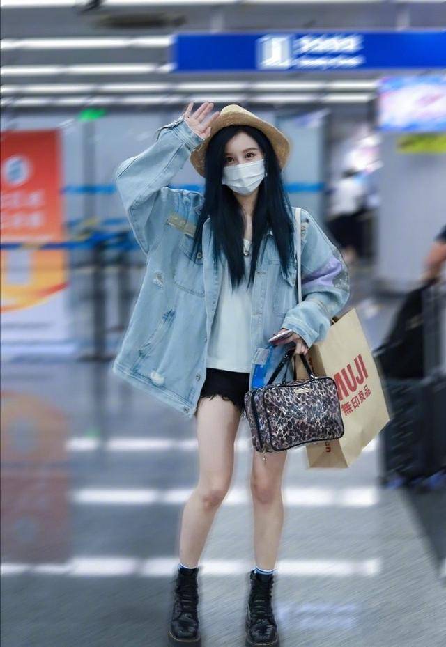 设计|马思纯瘦10斤后走机场，穿印花夹克时髦大方，果然减肥等于整容