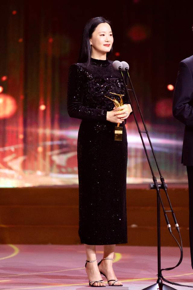 脖颈|50岁咏梅这气质没谁了,穿连衣裙端庄优雅,不刻意扮嫩也挺美