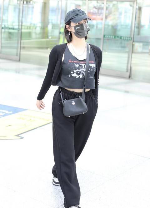 分析|欧阳娜娜剪短发后变成熟，在家弹吉他录歌，人美歌甜网友夸赞