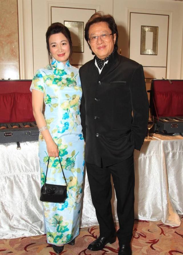 颜色|陈少霞都步入中年了，可婴儿肥看着挺嫩，穿旗袍丝毫不像富太太