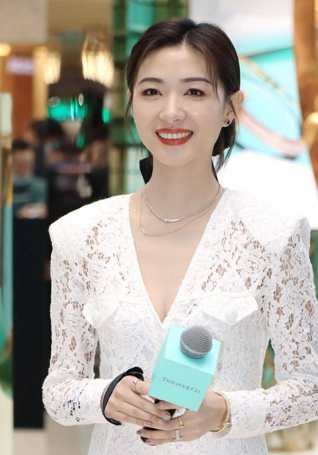 身材|万茜骨感没肉穿衣随性，一身显胖白色套装，远看还是“女团”曲线