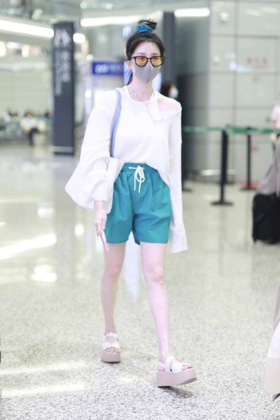 青春|陈小纭还像没长大的小女孩，麻花辫配小熊T恤，短裤露美腿更显嫩