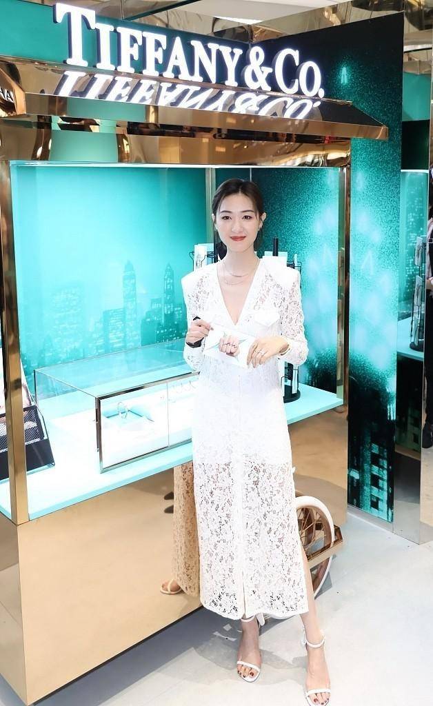 身材|万茜骨感没肉穿衣随性，一身显胖白色套装，远看还是“女团”曲线