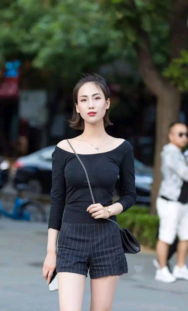 范的|高挑有范的牛仔打底裤美女，穿出不一样的韵味，简约却很时尚