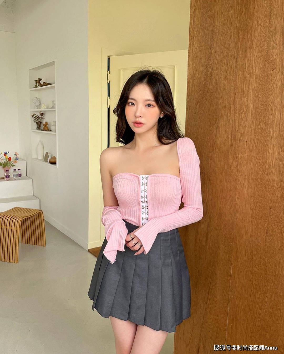 身材|针织T恤与百褶裙是绝配,展露完美身材曲线,穿出超A女神范儿