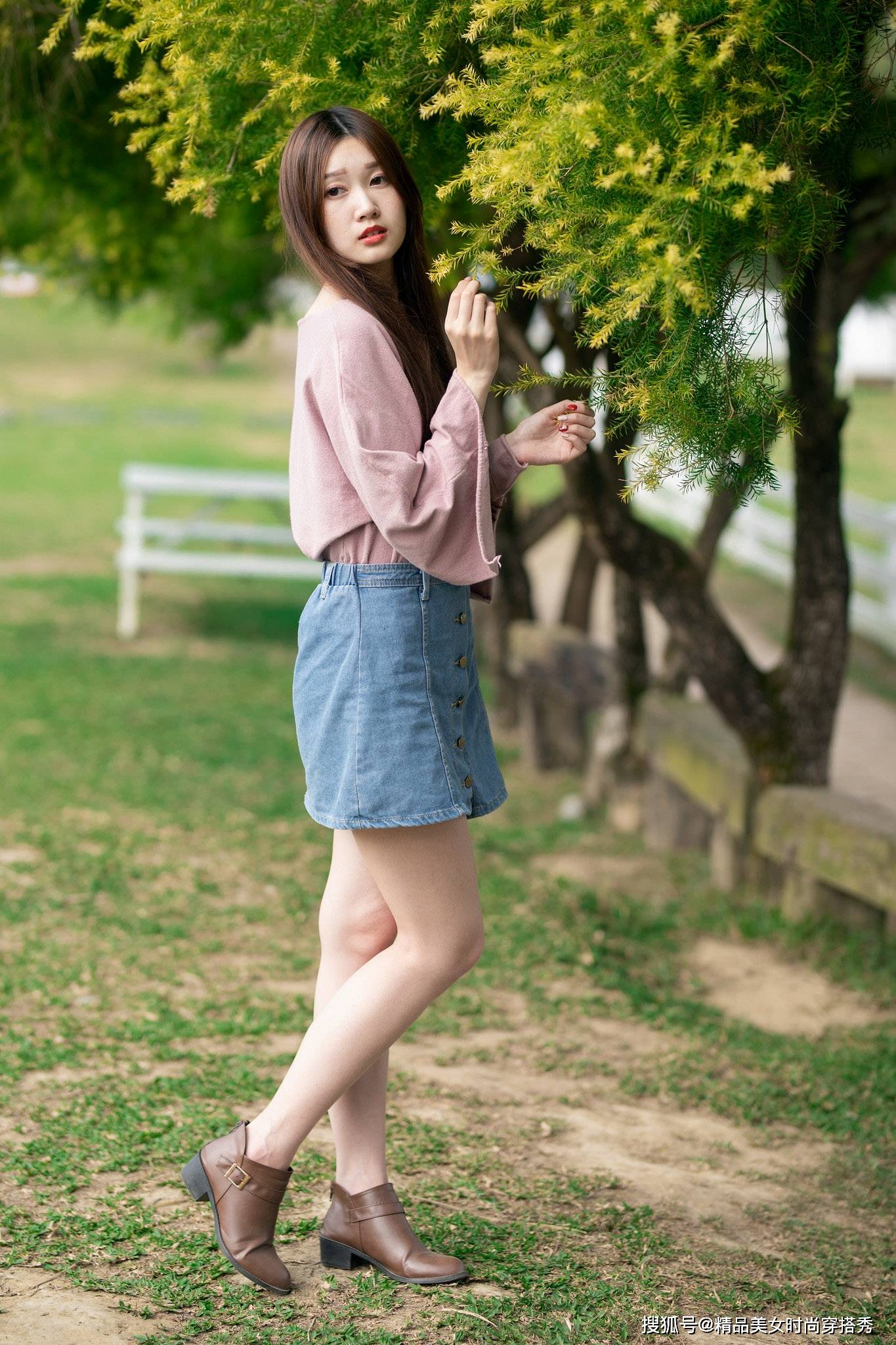 夏天|浅色的牛仔半裙，纽扣的设计，复古中又带点小清新，穿上它美美哒