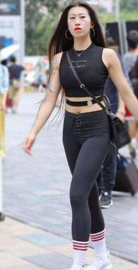 颈部|红白线条长袜搭黑色运动打底裤，撞色搭配吸引目光，潮范十足