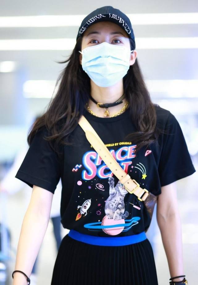 choker|韩雪不像快40的人，T恤配百褶裙显瘦高身材，脖子戴choker似少女