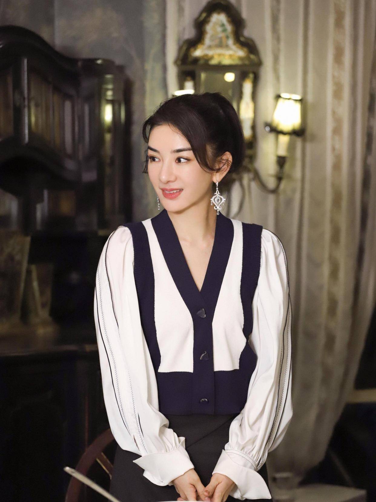 黄奕|黄奕不扮嫩也很少女，衬衫和长裙减龄又洋气，高马尾美得让人心动