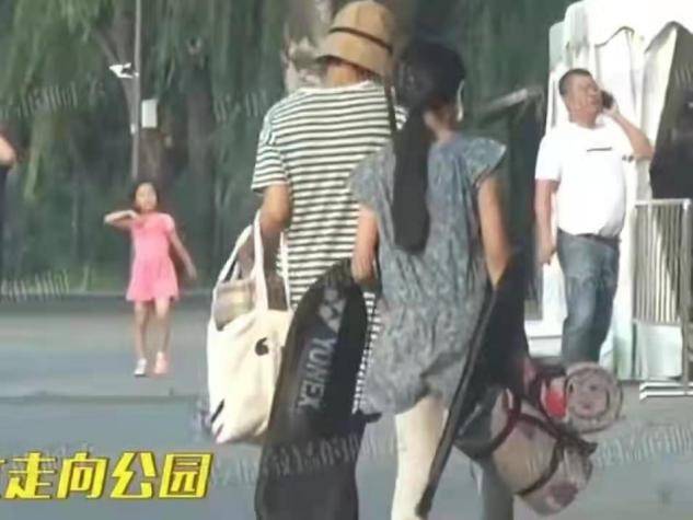 长势|袁泉邀请女儿全班看电影，10岁女儿长腿瞩目，她穿睡衣打扮随性