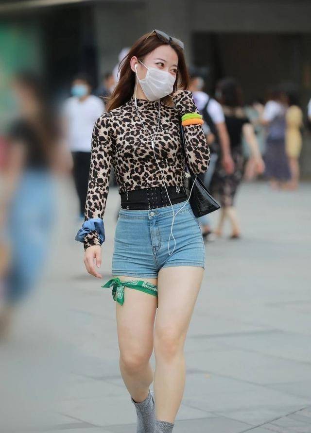 长袖|豹纹长袖搭蓝牛仔短裤，简单时尚有韵味，多了一丝复古少女范