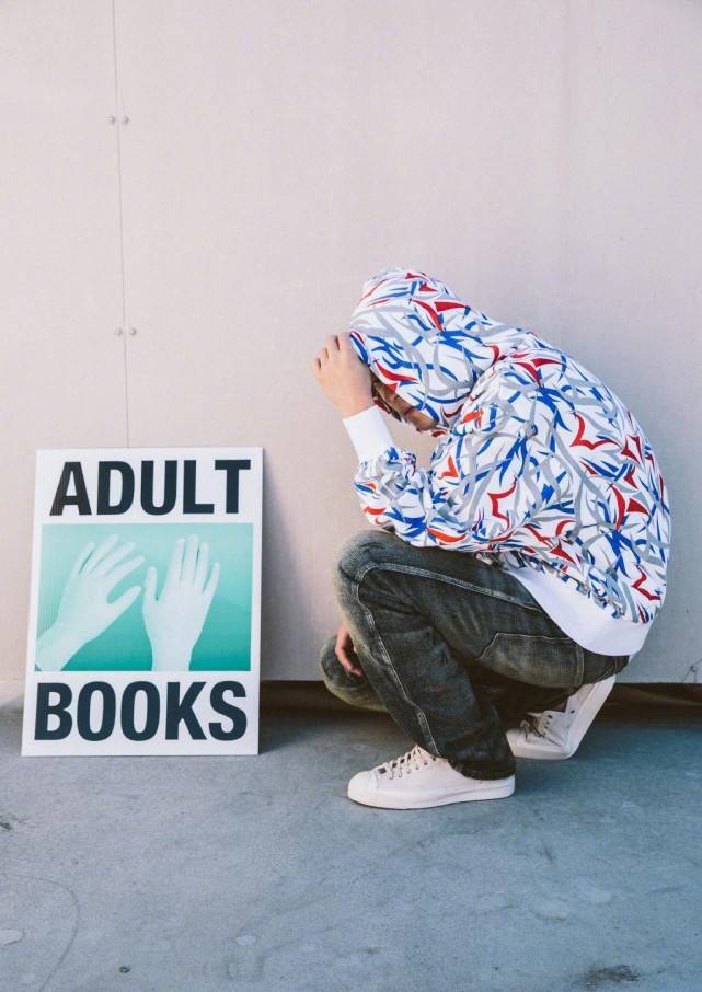 感觉|陈冠希老了也不甘落后，穿蓝色T恤配“奶奶裤”，还挺时髦的