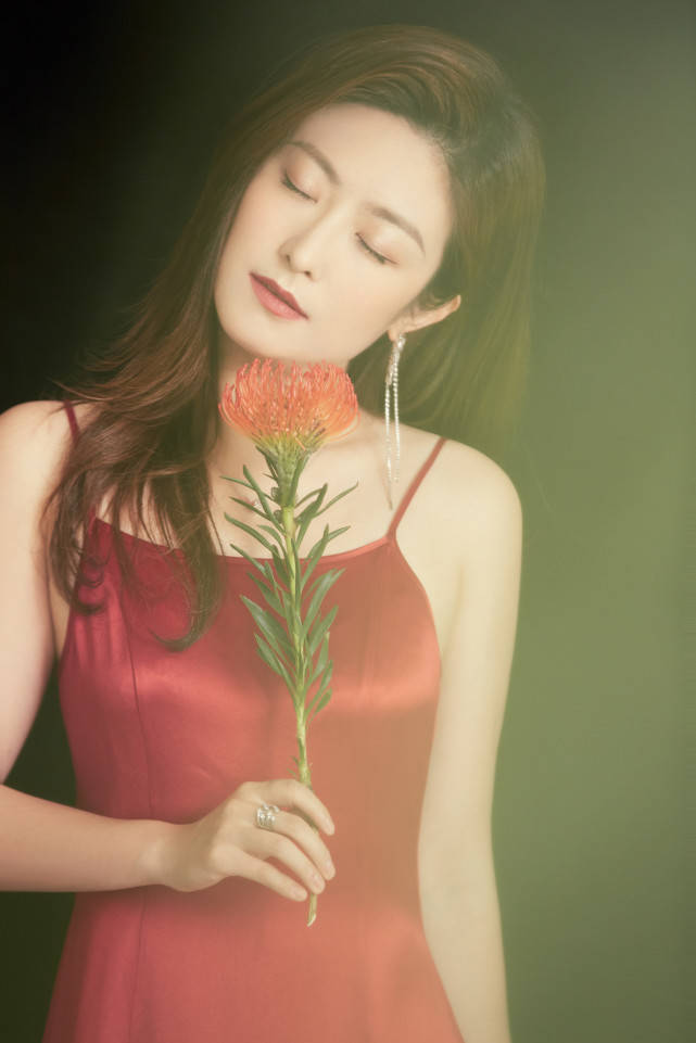 光影|徐百慧朦胧光影红裙生日写真释出 状态极佳不惧“内卷”