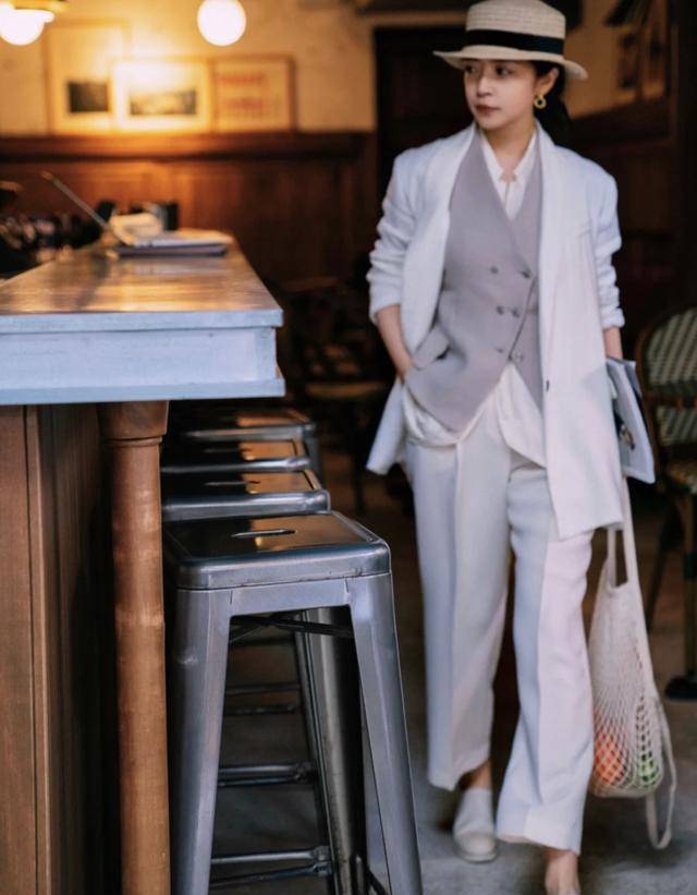 浅色|2020必不可少的“高级灰”配色!学三木母女这样穿,优雅又吸睛