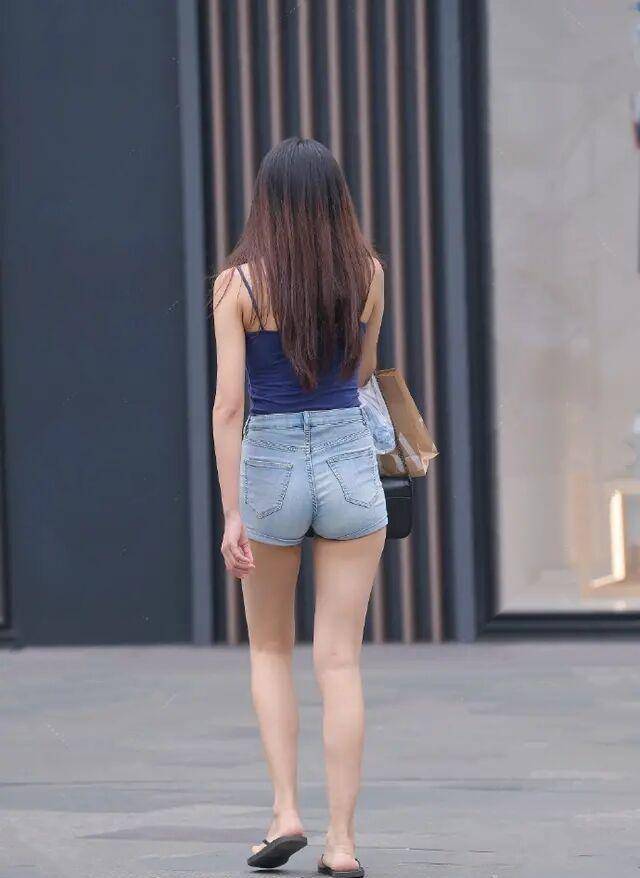 颈部|红白线条长袜搭黑色运动打底裤，撞色搭配吸引目光，潮范十足